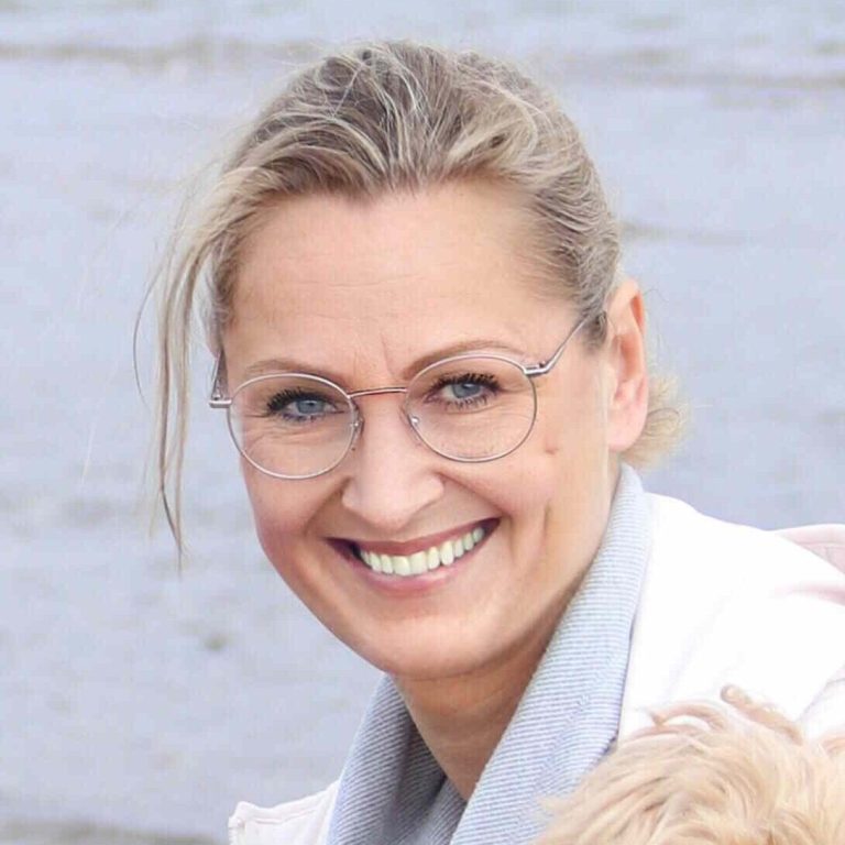 Yvonne mit einem braunen Hund